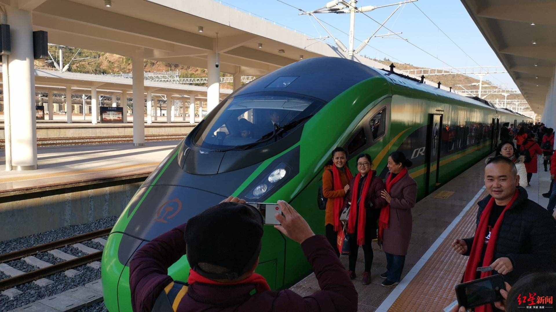 “绿巨人”发车啦！攀枝花至昆明首趟动车开行 乘客：买到站票也高兴