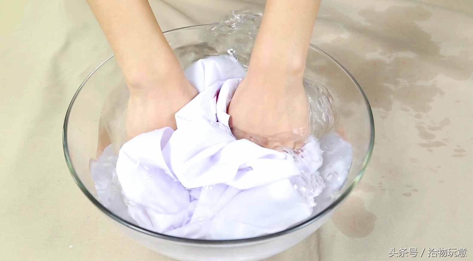 衣服不小心染上颜色了直接扔掉，教你这一招，恢复本色很轻松