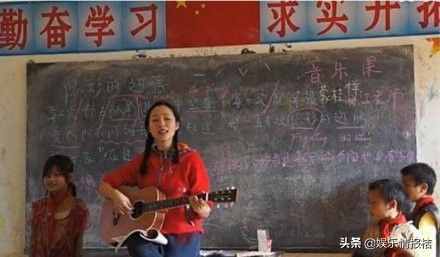 江一燕搂抱邓超狂撒娇，多次插足别人家庭，甩掉富豪又隐婚生子？