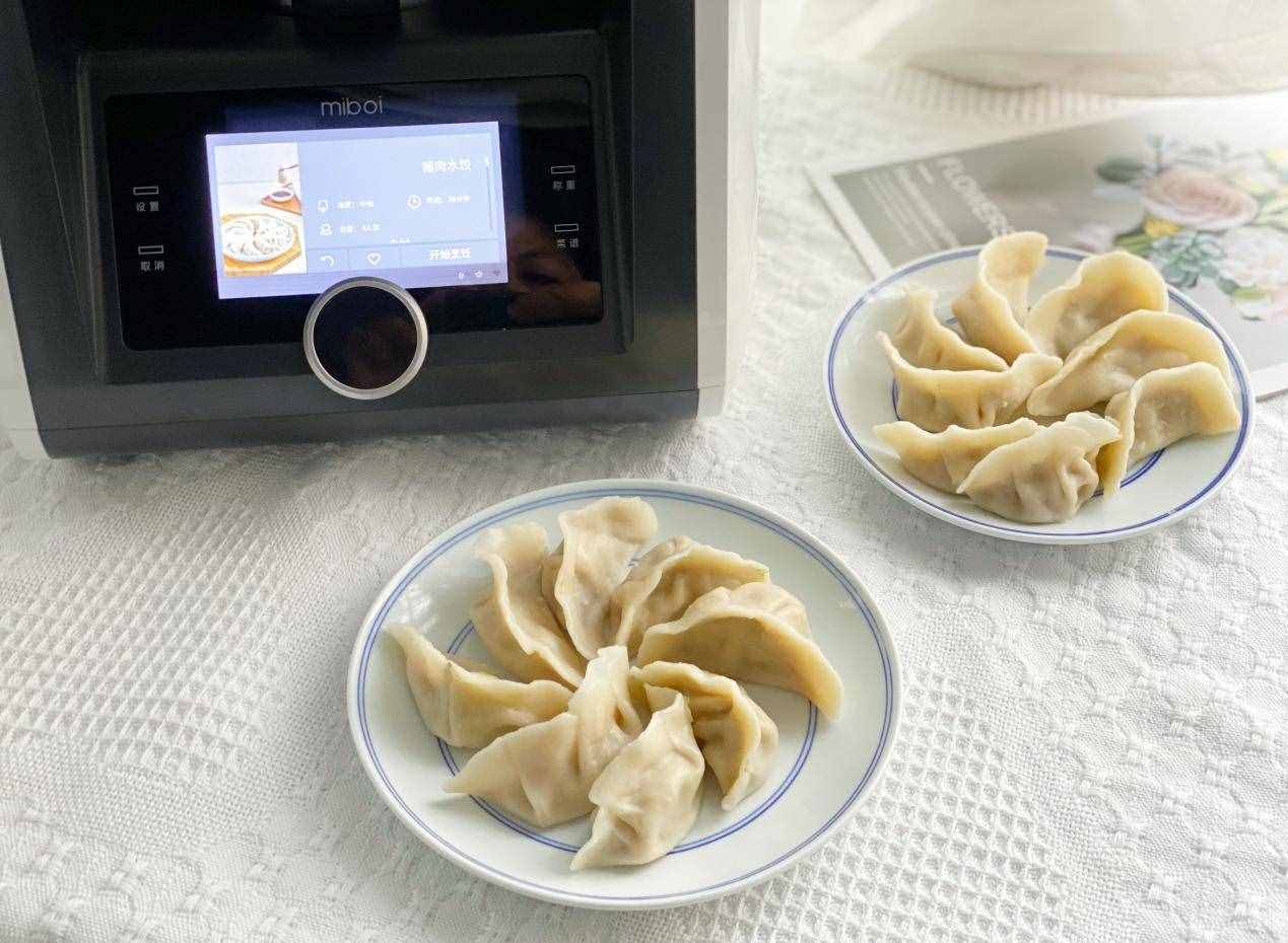 家常白菜猪肉馅饺子，皮薄馅大，咬一口鲜美多汁，太好吃了