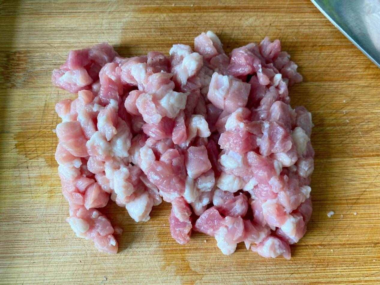 家常白菜猪肉馅饺子，皮薄馅大，咬一口鲜美多汁，太好吃了