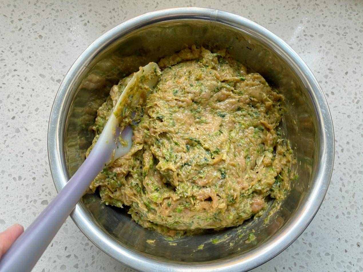 家常白菜猪肉馅饺子，皮薄馅大，咬一口鲜美多汁，太好吃了
