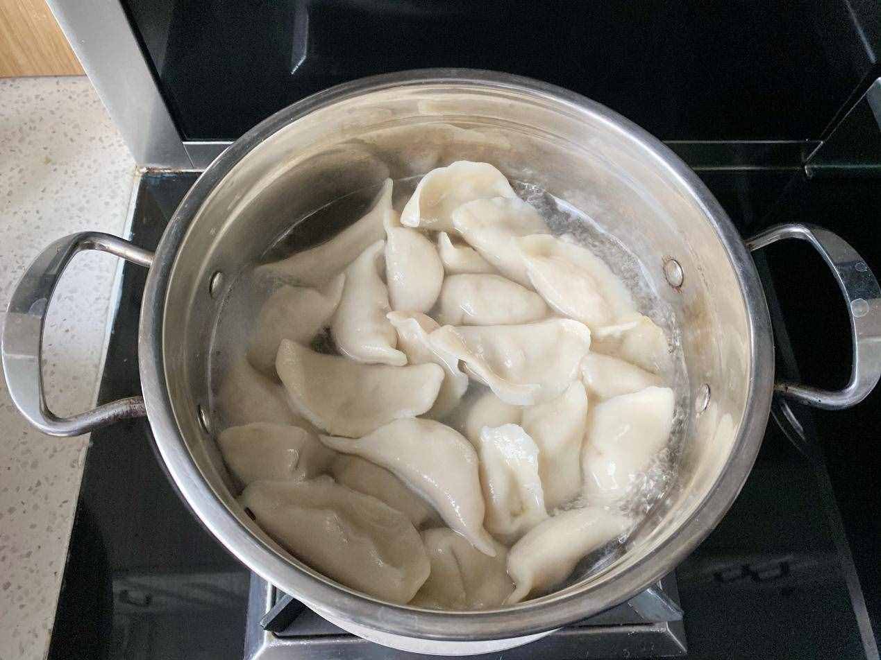 家常白菜猪肉馅饺子，皮薄馅大，咬一口鲜美多汁，太好吃了