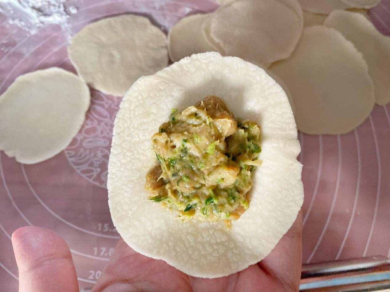 家常白菜猪肉馅饺子，皮薄馅大，咬一口鲜美多汁，太好吃了