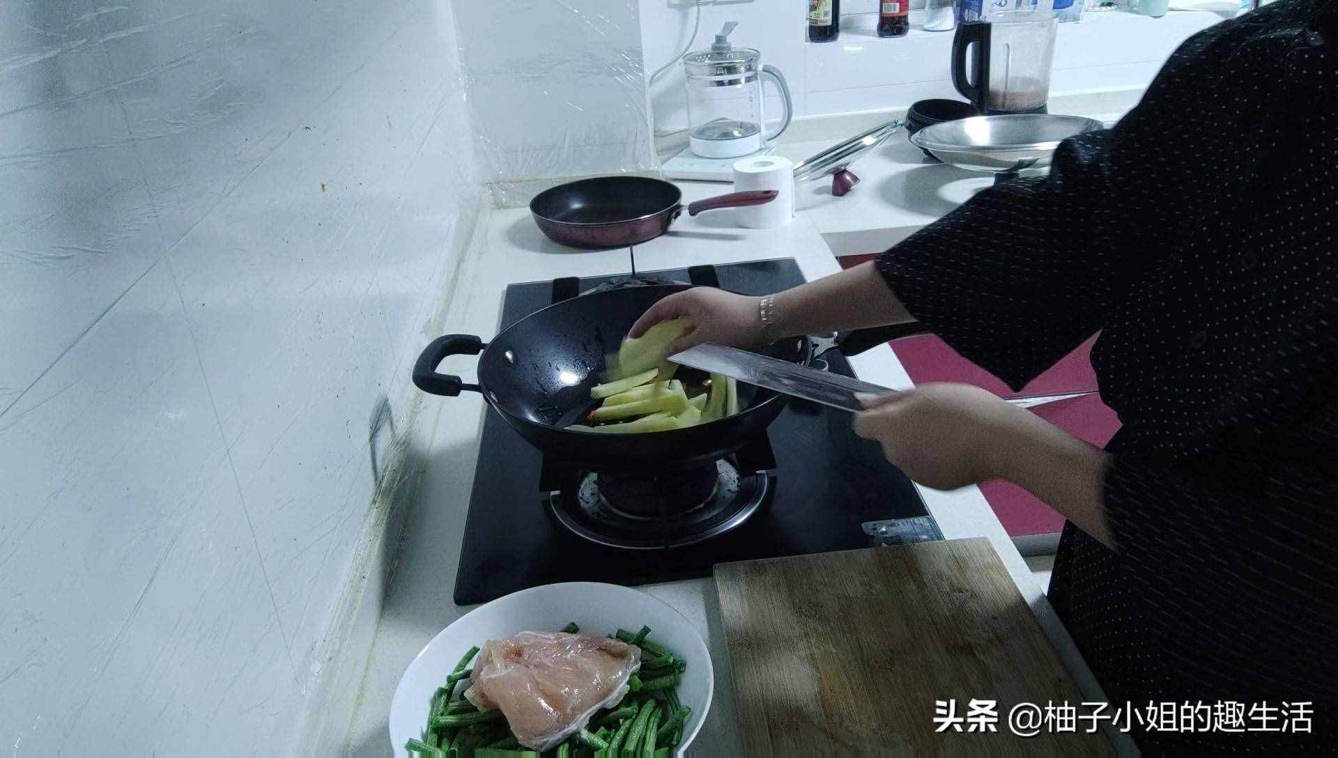 好吃的土豆炖豆角，仅仅只需要土豆和豆角，想吃就快来跟我一起做