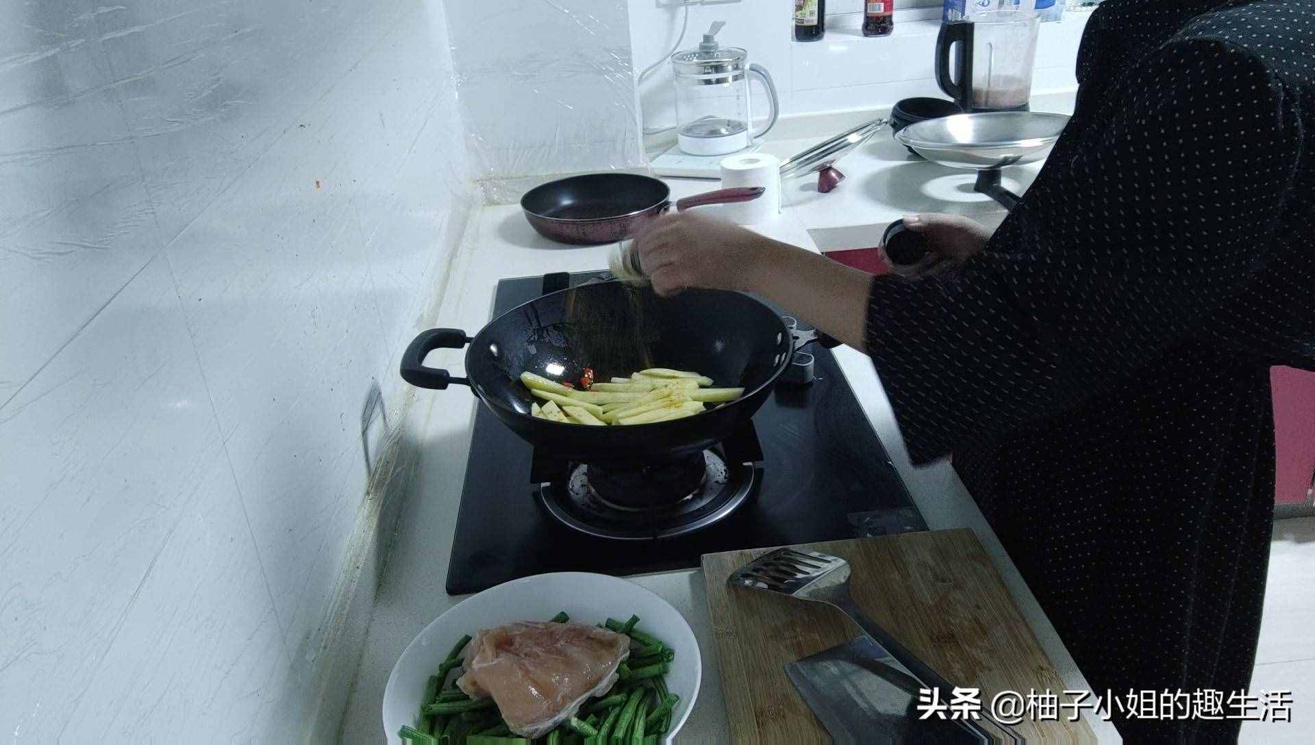 好吃的土豆炖豆角，仅仅只需要土豆和豆角，想吃就快来跟我一起做