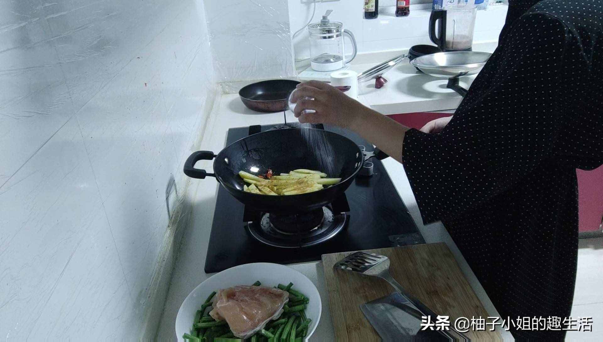 好吃的土豆炖豆角，仅仅只需要土豆和豆角，想吃就快来跟我一起做