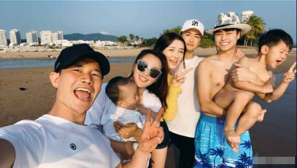 嘎子哥一家海边度假，娇妻把衣领撑开抱小儿子，大儿子脱光不穿衣