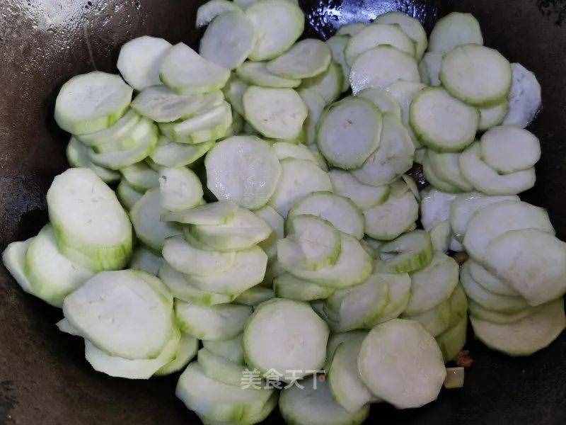 海米烧丝瓜：不用过多调味料，只需放盐就特别鲜美