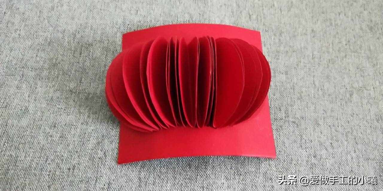 快过年了，用彩纸做个红红火火的灯笼吧，灯笼折纸图解