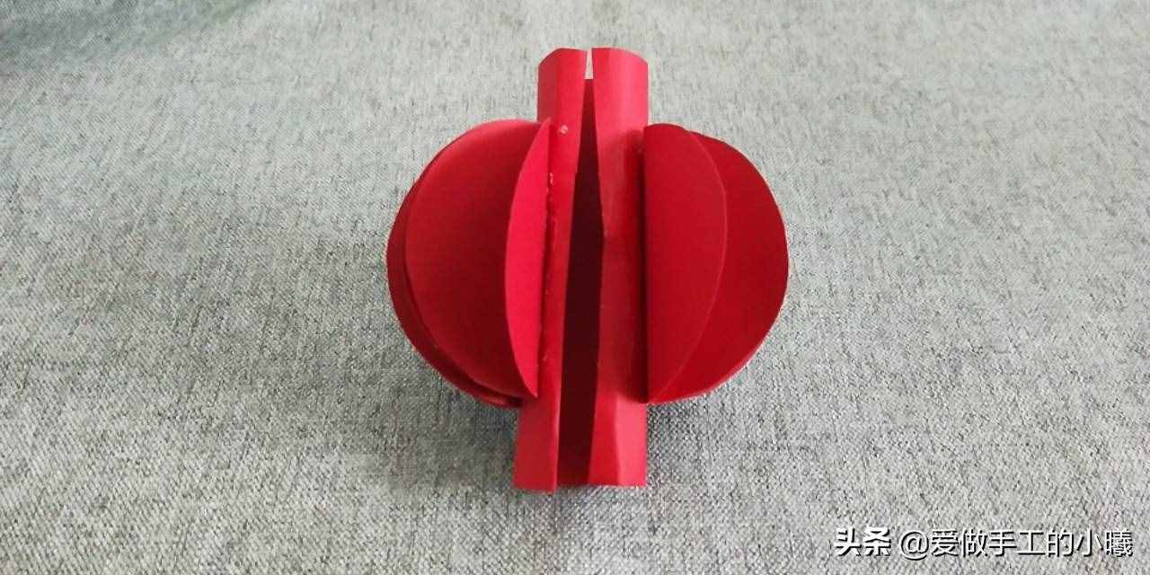快过年了，用彩纸做个红红火火的灯笼吧，灯笼折纸图解