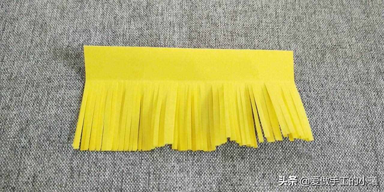 快过年了，用彩纸做个红红火火的灯笼吧，灯笼折纸图解