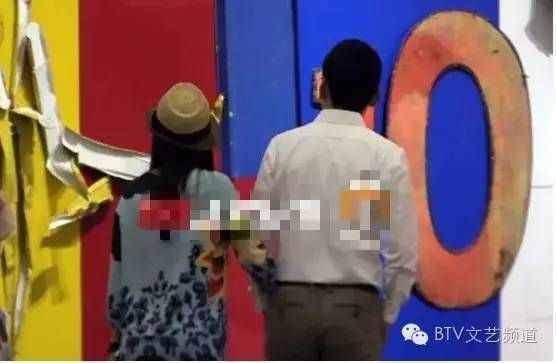 36岁张静初“高富帅”男友曝光！俩人牵手同看画展