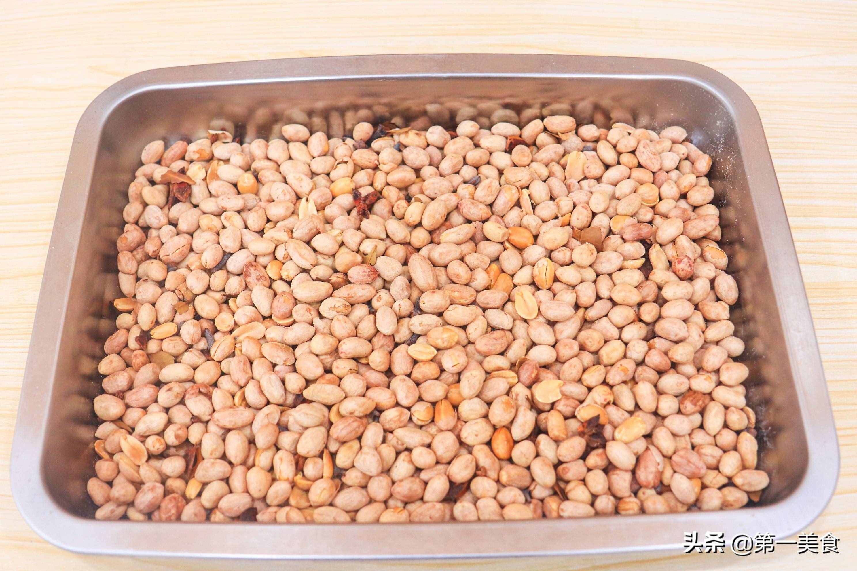 厨师长教你传统五香花生米做法，不用烤箱不油炸，酥香焦脆