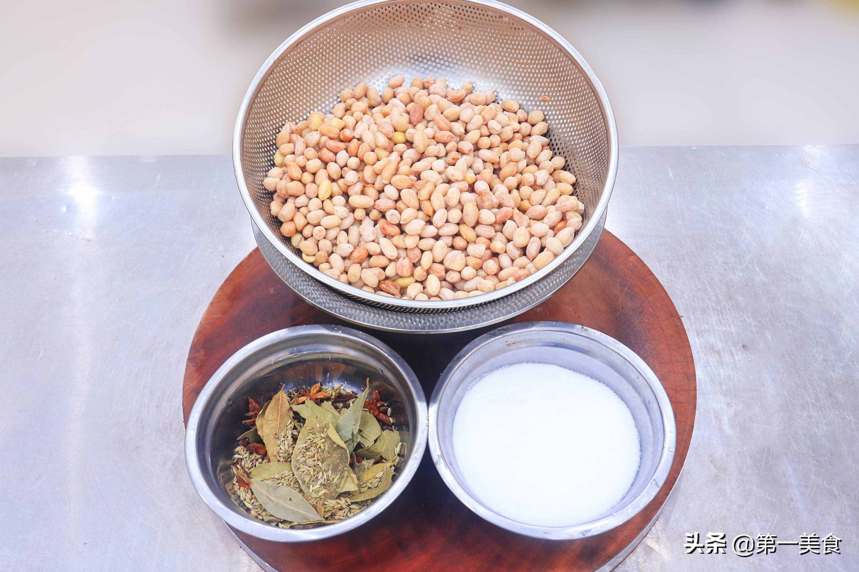 厨师长教你传统五香花生米做法，不用烤箱不油炸，酥香焦脆