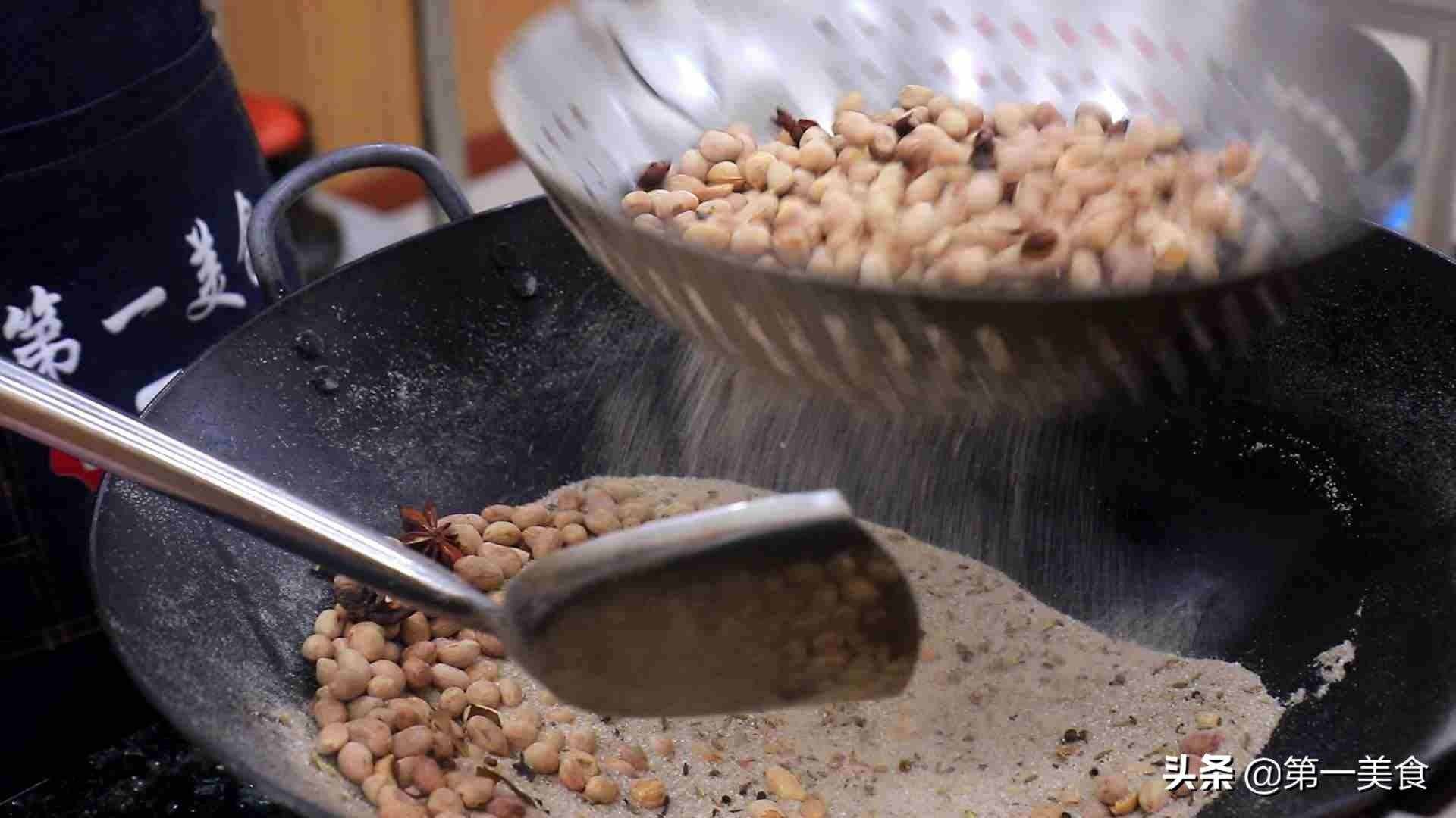 厨师长教你传统五香花生米做法，不用烤箱不油炸，酥香焦脆