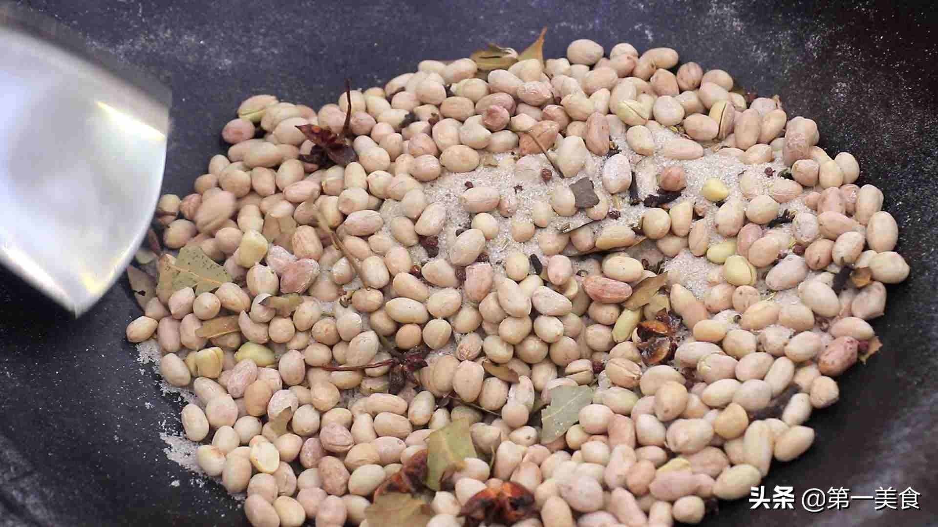厨师长教你传统五香花生米做法，不用烤箱不油炸，酥香焦脆