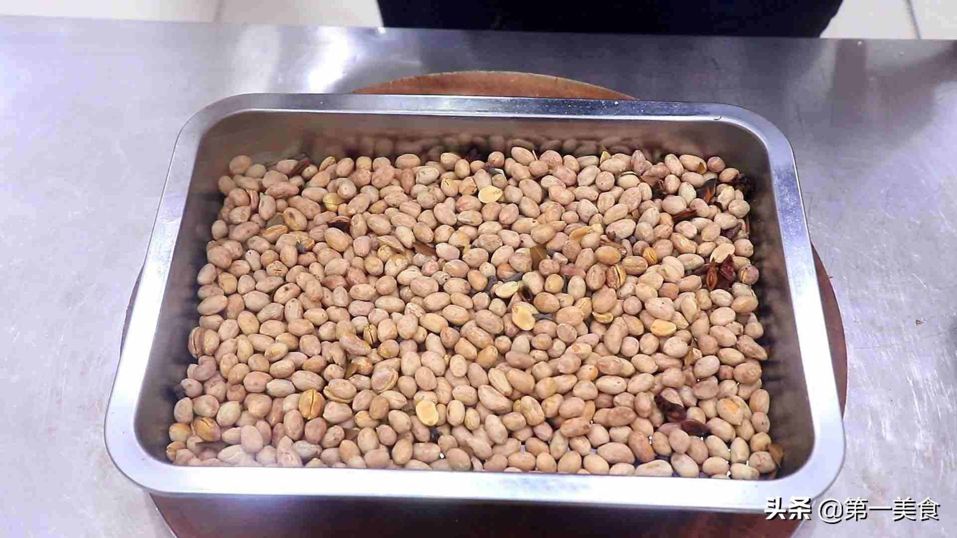 厨师长教你传统五香花生米做法，不用烤箱不油炸，酥香焦脆