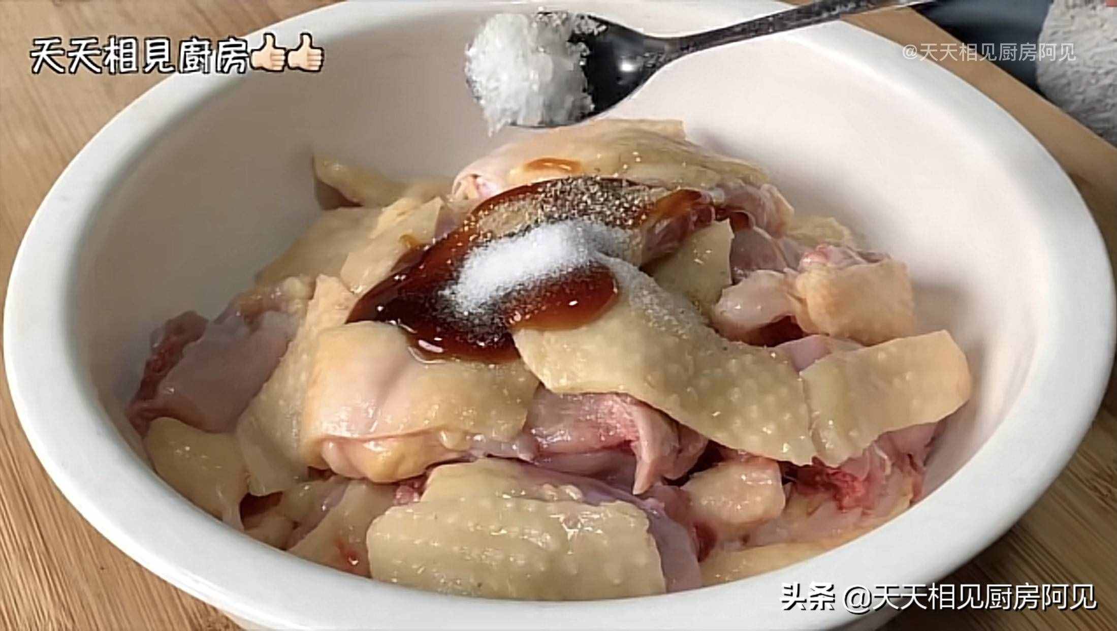 清蒸鸡就是这么简单，做法步骤都在这，鸡肉嫩滑，每次一只不够吃