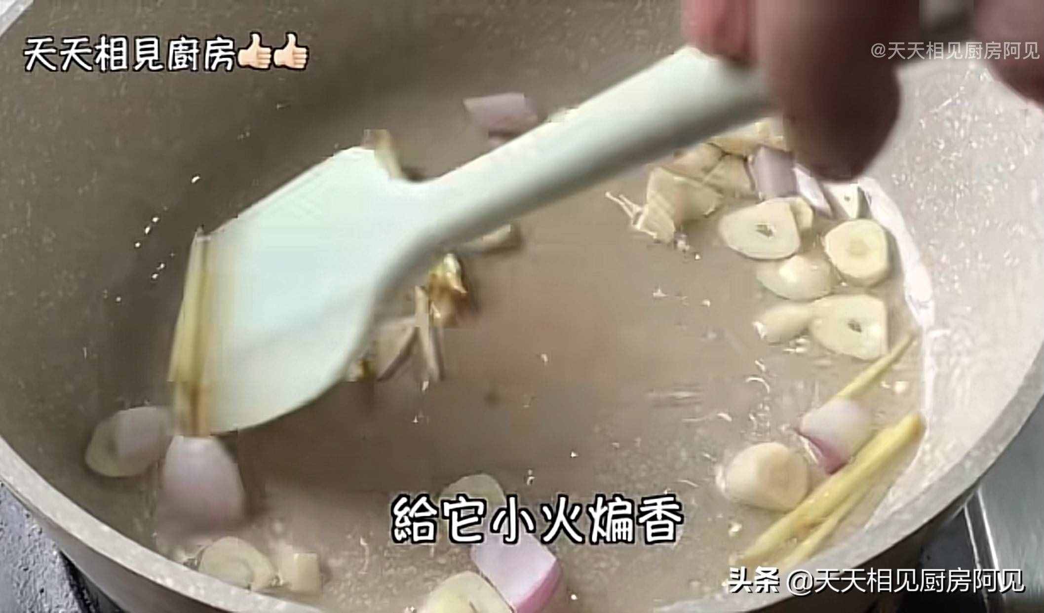 清蒸鸡就是这么简单，做法步骤都在这，鸡肉嫩滑，每次一只不够吃