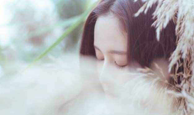 曾在梦境里，我有吻过你，这毕竟没存在
