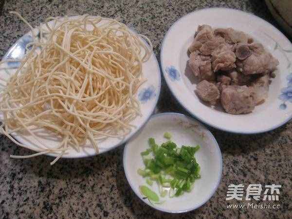排骨汤面的步骤