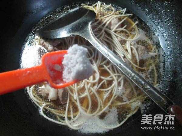 排骨汤面的步骤