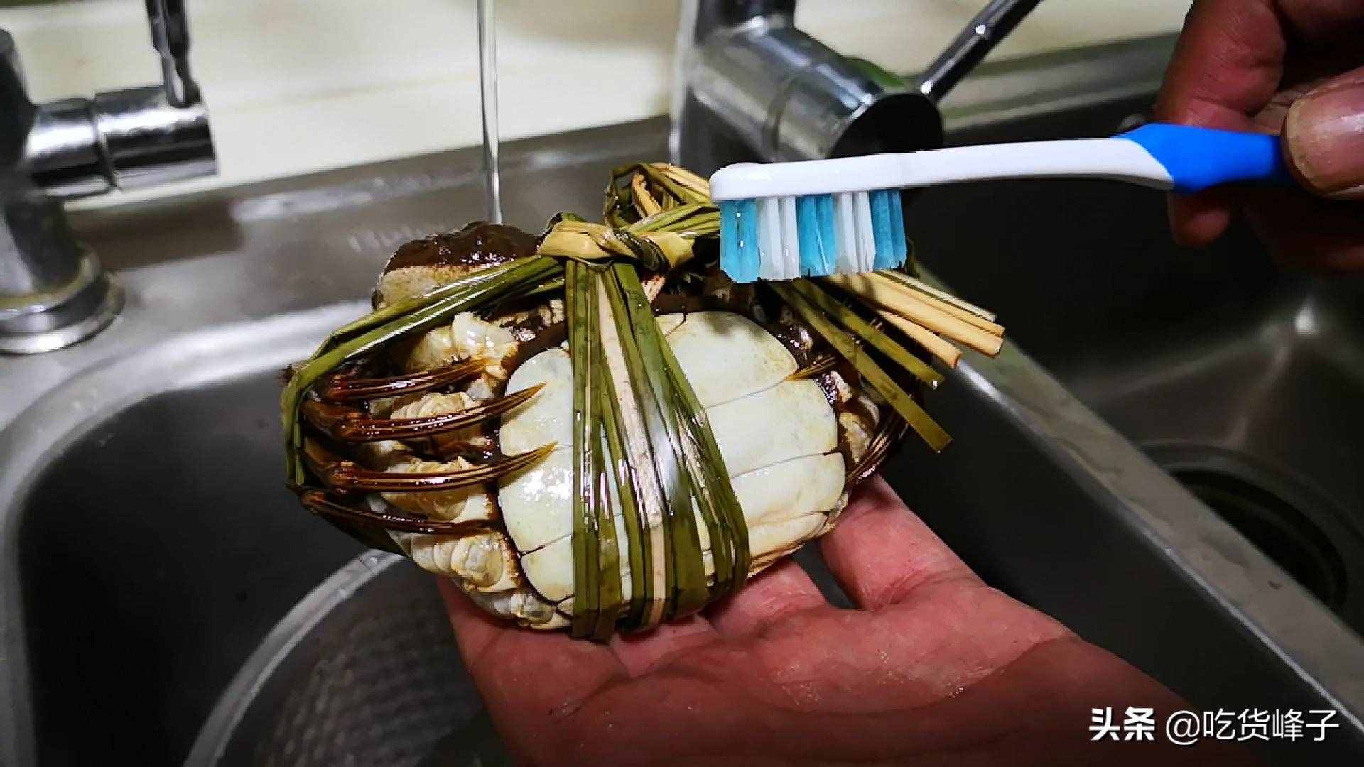螃蟹蒸几分钟？冷水还是热水上锅？老渔民教你做，螃蟹鲜嫩不掉腿