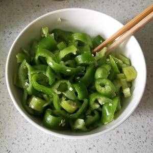 卷烙馍超好吃的辣椒碎的做法 步骤1