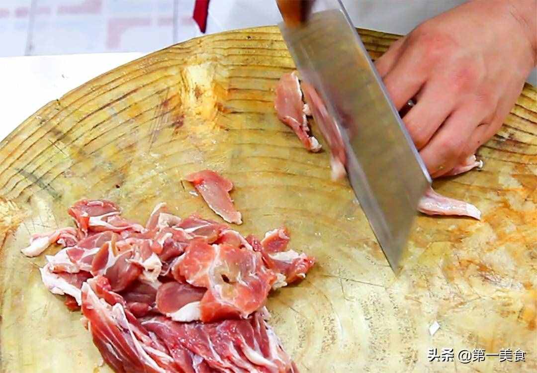 做孜然羊肉，要不要先滑油，厨师长分享地道做法，鲜嫩滑口又不膻