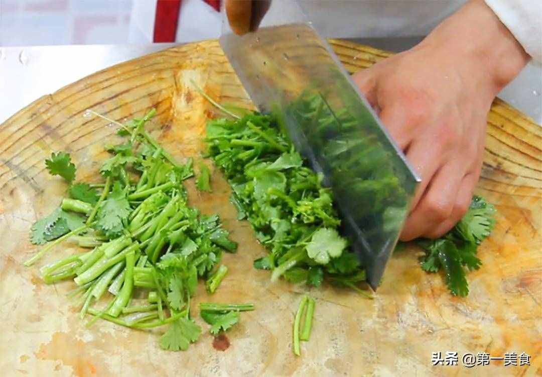 做孜然羊肉，要不要先滑油，厨师长分享地道做法，鲜嫩滑口又不膻