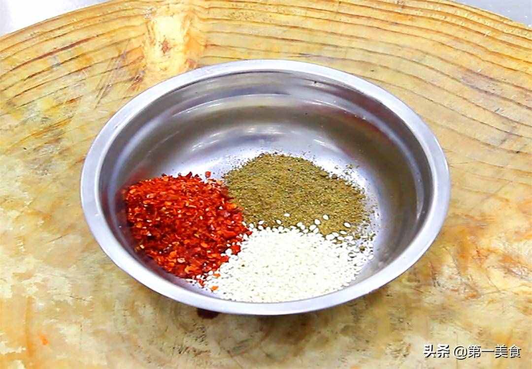 做孜然羊肉，要不要先滑油，厨师长分享地道做法，鲜嫩滑口又不膻