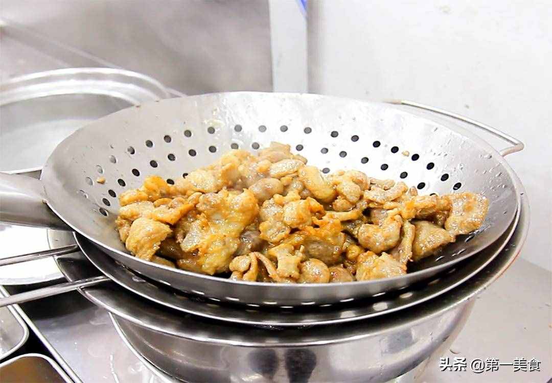 做孜然羊肉，要不要先滑油，厨师长分享地道做法，鲜嫩滑口又不膻
