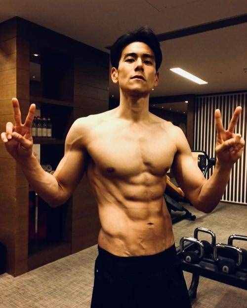 如何练出腹肌线条？6个动作坚持8周，练出巧克力般的腹肌