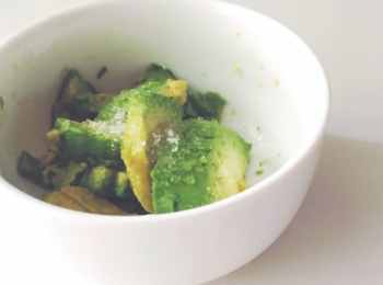 牛油果经典的吃法，很适合孕妇或宝宝做辅食