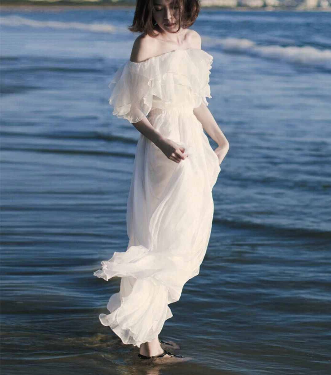 连衣裙那么多，只有这3条最适合穿去海边！显瘦又不俗套