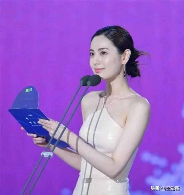 世界第一美女到底长啥样穿人鱼裙美到犯规，堪称行走的乳胶娃娃