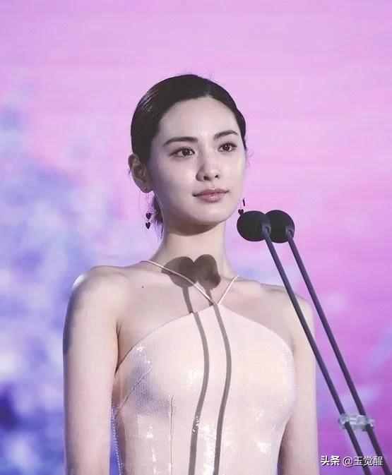 世界第一美女到底长啥样穿人鱼裙美到犯规，堪称行走的乳胶娃娃