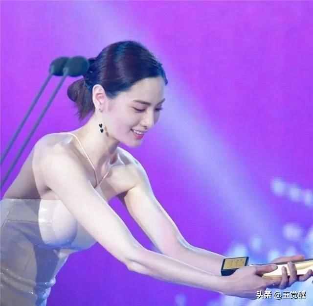 世界第一美女到底长啥样穿人鱼裙美到犯规，堪称行走的乳胶娃娃
