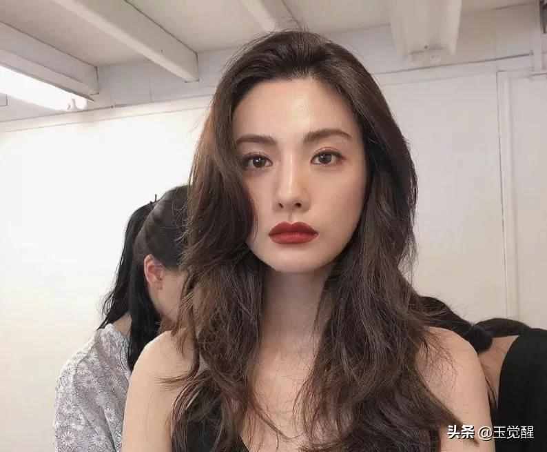 世界第一美女到底长啥样穿人鱼裙美到犯规，堪称行走的乳胶娃娃