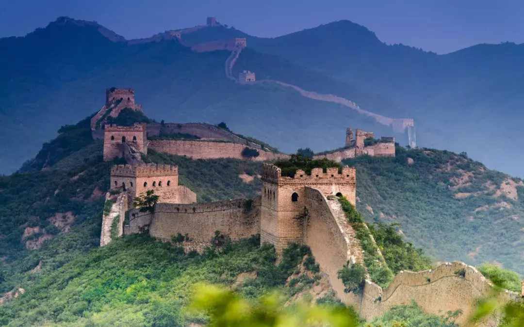 万里长城共有8851公里，国际摄影师用无人机拍摄到无人涉足的禁区
