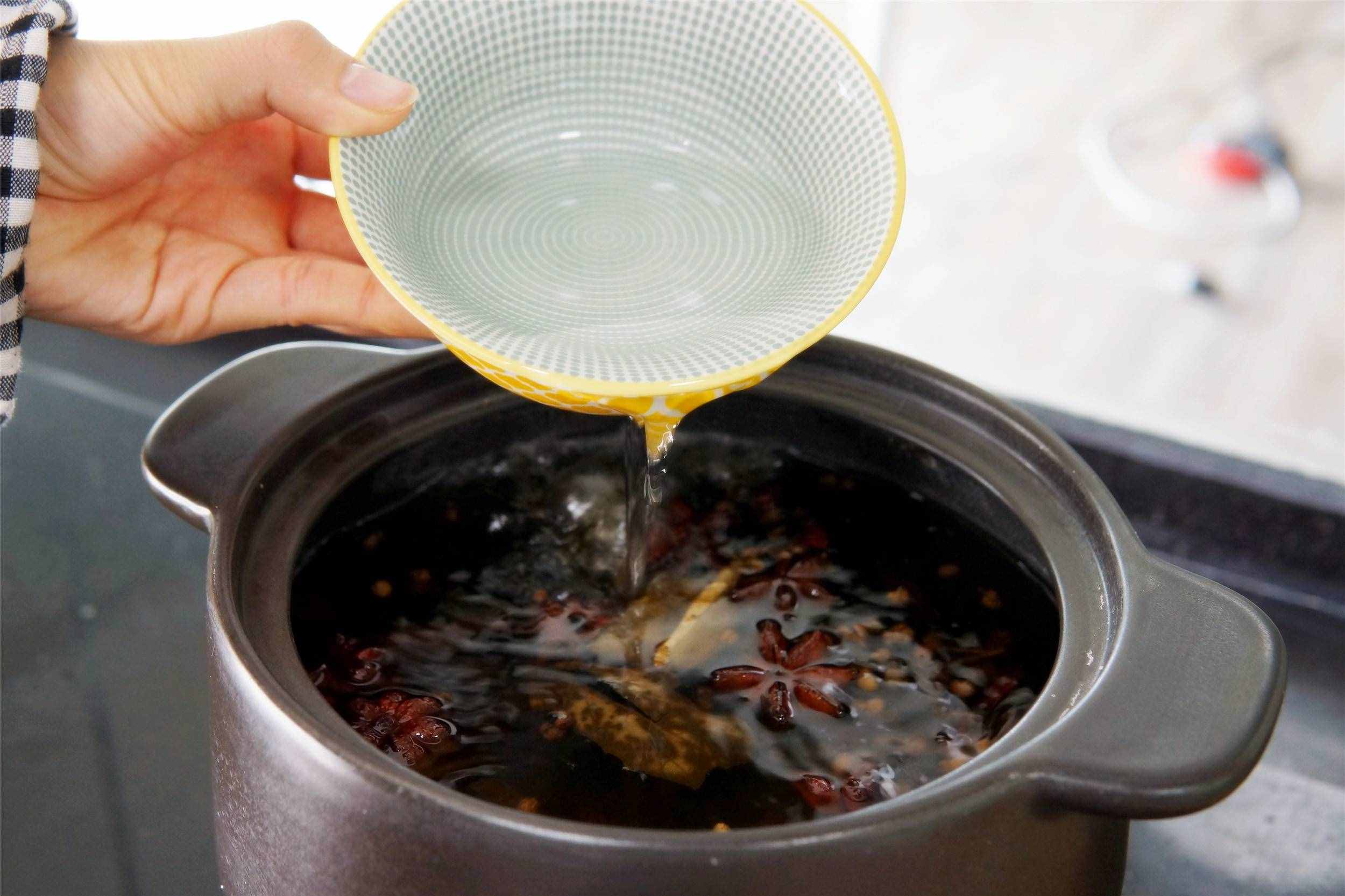 腌咸鸭蛋，奶奶用了几十年的好方法，个个流油起沙，不用泥很干净