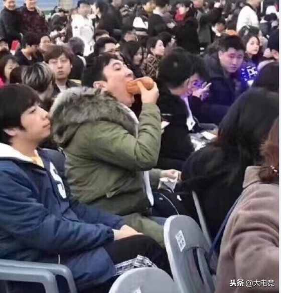 LOL：王校长官方授权夺冠吞热狗衫，网友：真是个狠人