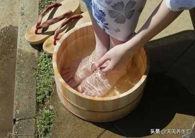 泡脚要用木盆？泡脚盆里学问多，经常这样泡脚你好“它”也好