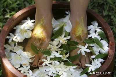 泡脚要用木盆？泡脚盆里学问多，经常这样泡脚你好“它”也好