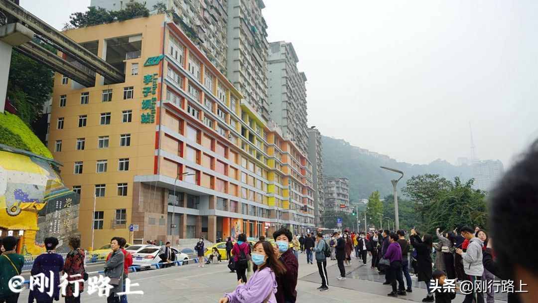 重庆地方特色宝藏打卡点，“空中列车穿楼而过”的奇特景象