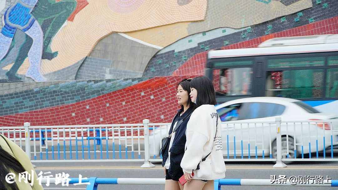 重庆地方特色宝藏打卡点，“空中列车穿楼而过”的奇特景象