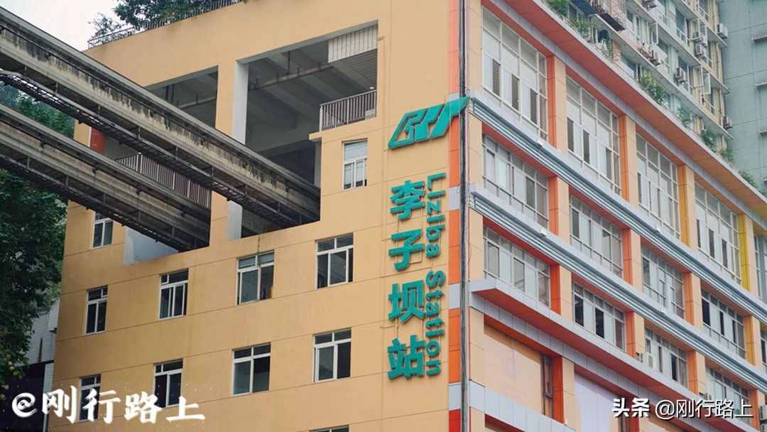 重庆地方特色宝藏打卡点，“空中列车穿楼而过”的奇特景象