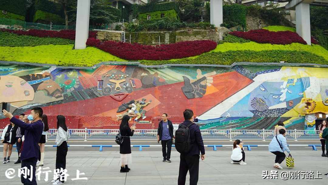 重庆地方特色宝藏打卡点，“空中列车穿楼而过”的奇特景象