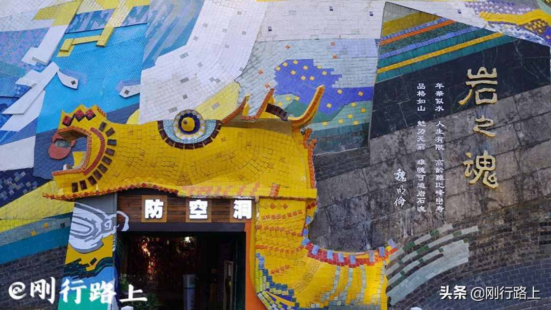 重庆地方特色宝藏打卡点，“空中列车穿楼而过”的奇特景象